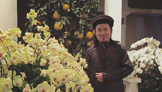 Nghệ sĩ hài Vượng râu và chiếc áo dài đặc trưng. Ảnh: TL.