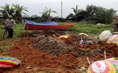 Hiện trường ngôi mộ bị đào xới. Ảnh: Lam Sơn.