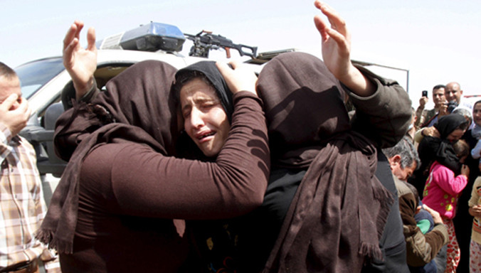 Một phụ nữ Yazidi vui mừng đoàn tụ với gia đình. Ảnh: Ib Times.