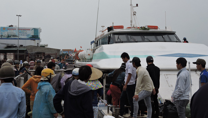 Tại Cảng Sa Kỳ hàng ngàn hành khách cùng hàng trăm tấn hàng tết phục vụ người dân do điều kiện thời tiết biển động nên không thể ra đảo, các phương tiện tàu chở khách không thể xuất bến vì biển động mạnh.