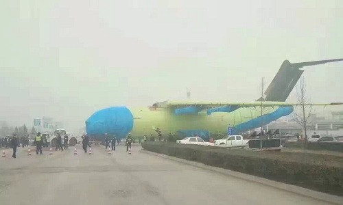 Chiếc Y-20 nằm chắn ngang quốc lộ Trung Quốc. Ảnh: East Pendulum.