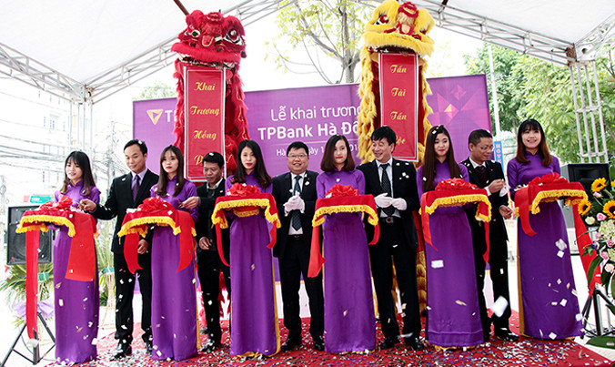 Tổng Giám đốc TPBank Nguyễn Hưng tới dự và cắt băng khai trương TPBank Hà Đông.