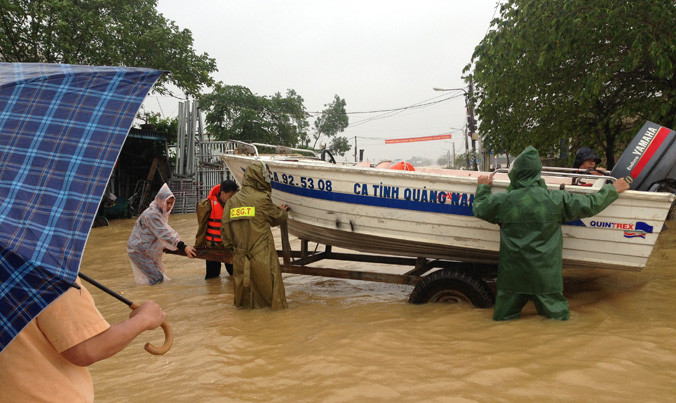 Công an điều ca nô hỗ trợ sản phụ di chuyển trong lũ.