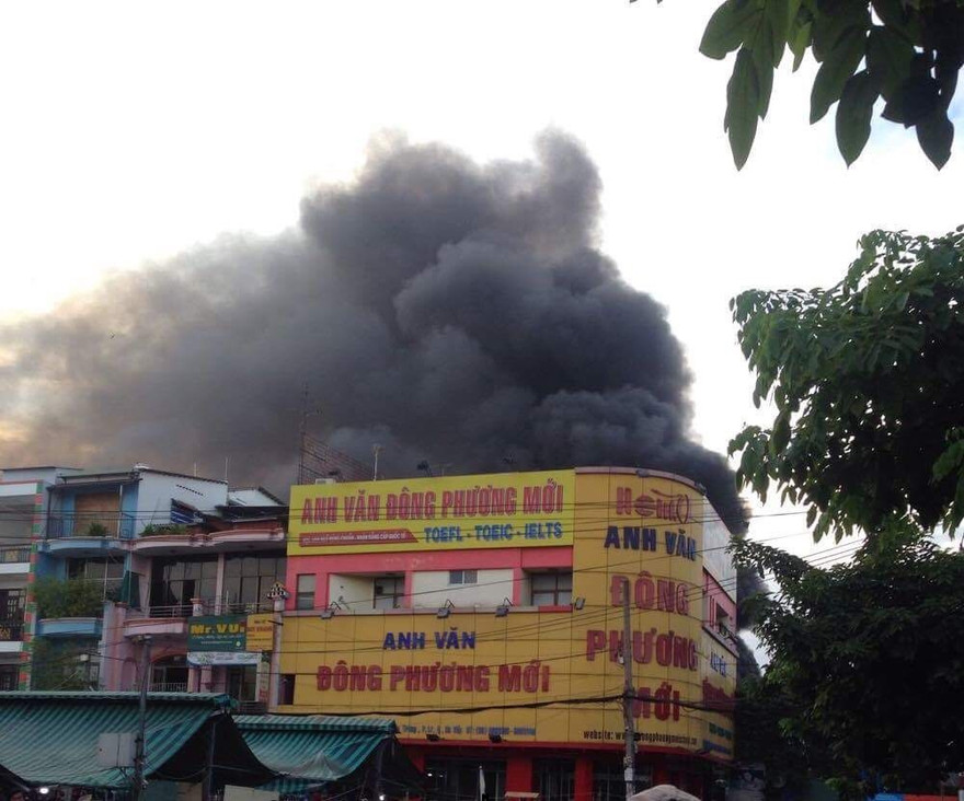 Khói lửa nghi ngút từ cây xăng bị cháy. 