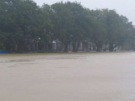 Mưa lớn kéo dài, nước sông chảy xiết rất nguy hiểm. Ảnh: Võ Thạnh.