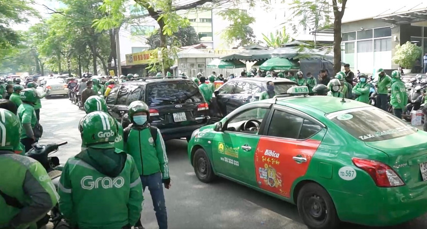 Tài xế GrabBike tập trung phản đối tại trụ sở Grab ở Cầu Giấy, Hà Nội