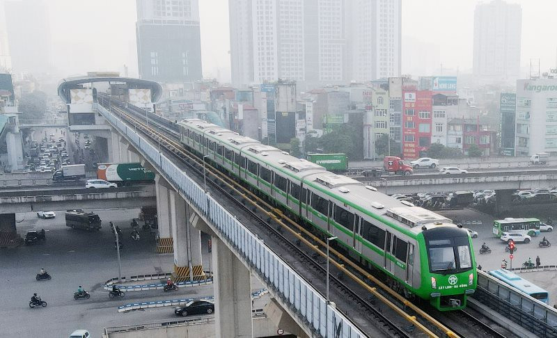 Tàu Cát Linh - Hà Đông chạy thủ nghiệm trên tuyến trong 3 ngày qua. Ảnh: Như Ý