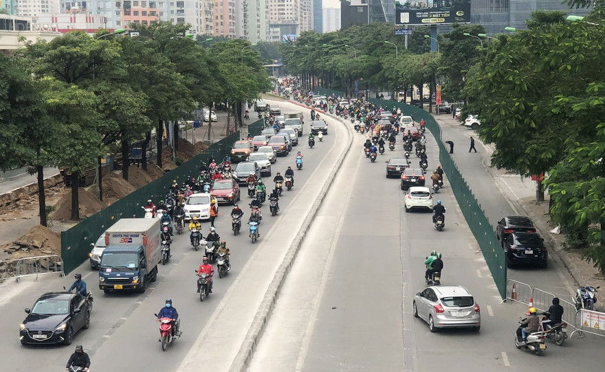 Ùn tắc khi quây lòng đường Lê Văn Lương thi công hầm chui Vành đai 3