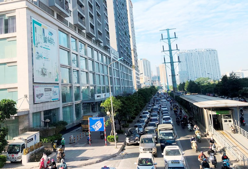 Cận cảnh cao ốc 'nhấn chìm' con đường BT Hà Nội