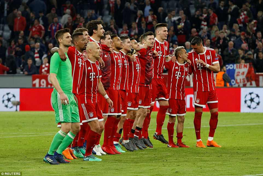 Bayern Munich ung dung vào bán kết Champions League
