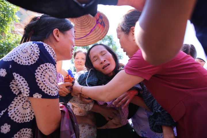 Khóc nghẹn tiễn đưa nhà báo Đinh Hữu Dư