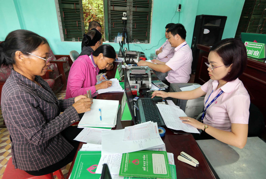 Các hộ gia đình có con là HSSV nhận vốn vay ưu đãi tại các Điểm giao dịch của NHCSXH