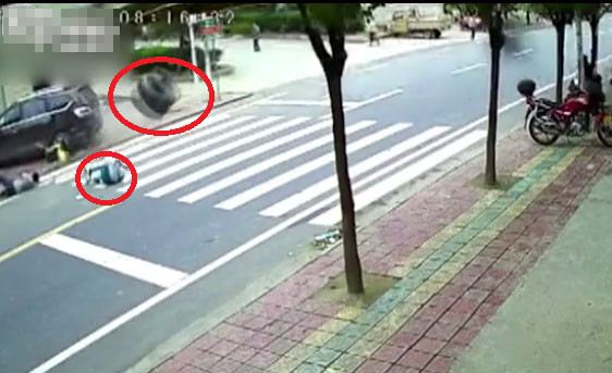 Hiện trường vụ lốp xe tải gây tai nạn thương tâm.