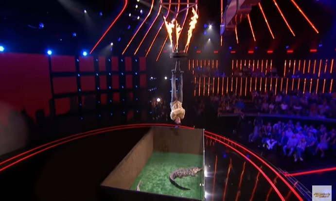 Lord Nil trói chặt tay chân, treo ngược mình "nhử" cá sấu.