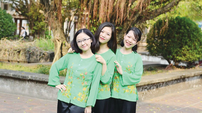 Nguyễn Ngọc Lưu Ly (ngoài cùng, bên trái) trẻ trung với đồng nghiệp trong khoa.