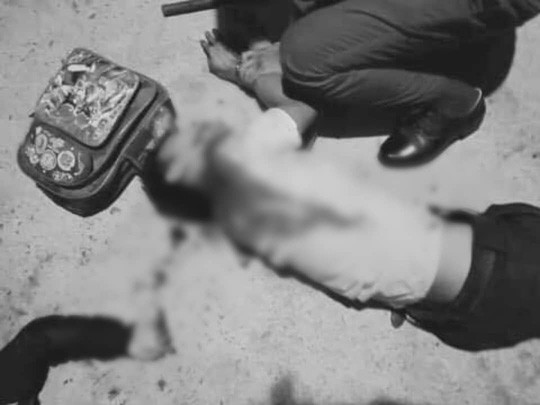 Người dân đưa các nạn nhân đi cấp cứu