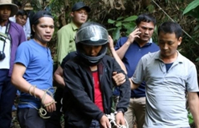 Đối tượng Lý Cá Lòng phải đội mũ bảo hiểm trong quá trình thực nghiệm diễn biến vụ án, đề phòng có hành vi tiêu cực.