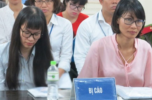 Hồng Anh (trái) và Ngà tại phiên tòa sơ thẩm tháng 8