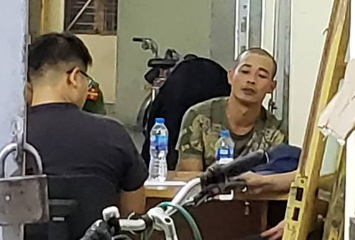 Khi bị dẫn giải về trụ sở Phòng cảnh sát hình sự Công an Hải Phòng, Điệp vẫn trong tình trạng "ngáo đá"