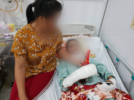 Nạn nhân trong vụ cưỡng hiếp, cắt cổ đang được điều trị tại BV