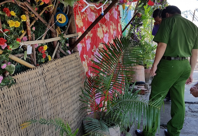 Chủ quán và những người liên quan đóng cửa, bỏ trốn khi cảnh sát đến điều tra. Ảnh: C.A