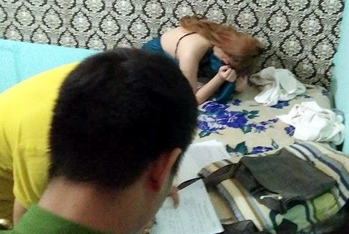 Công an lập biên bản cô gái bán dâm tại phòng VIP của cơ sở massage