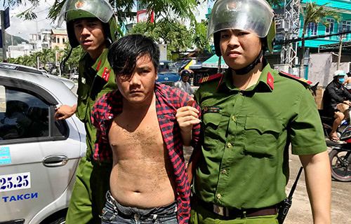 Tên trộm bị khống chế sau khi lấy ôtô