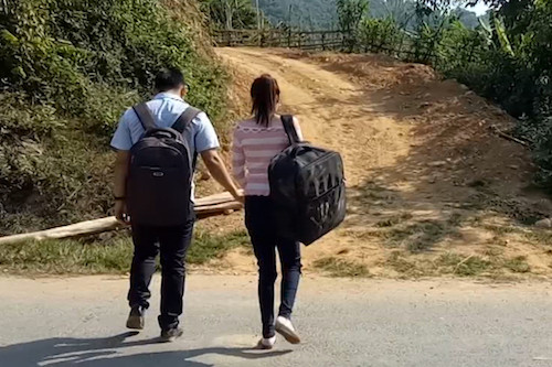 Kiều cùng người đàn ông Trung Quốc (bên trái) trên hành trình trở về huyện Tương Dương