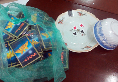 Tang vật thu được tại sòng xóc đĩa. Ảnh: Xuân Mai.