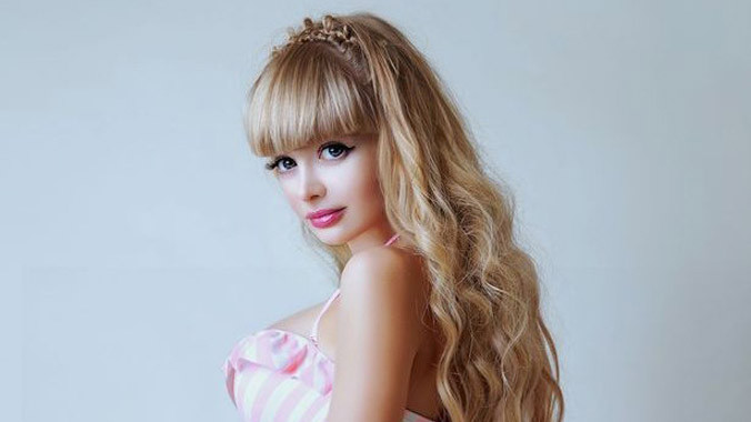 Angelica Kenova với ngoại hình như búp bê. 