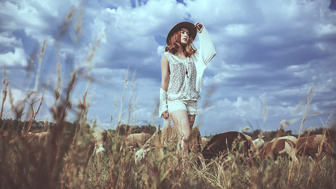 Chi Pu vừa thực hiện bộ ảnh mới với những bộ trang phục đậm sắc màu Boho-chic, xu thời trang nữ ảnh hưởng từ phong cách Bohemian và Hippie.