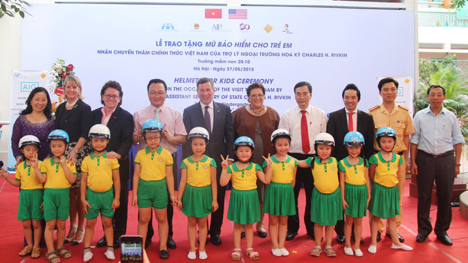 Buổi lễ trao tặng mũ bảo hiểm; ông Charles H. Rivkin đứng hàng thứ hai, thứ 5 từ trái qua.