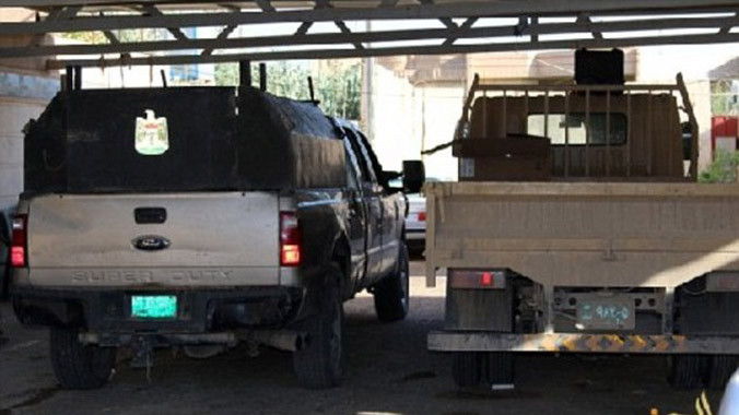 IS khoe chiếc xe lấy được từ quân đội Iraq. 