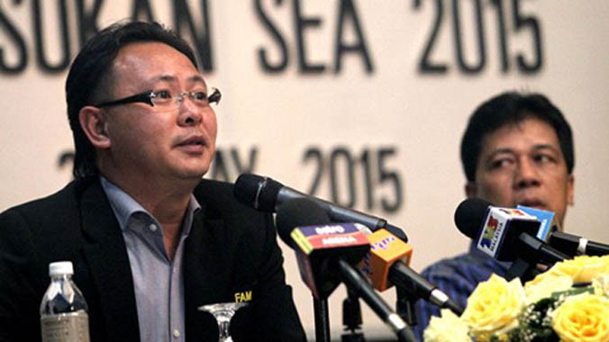 HLV Ong Kim Swee buồn bã khi phải loại học trò cưng.