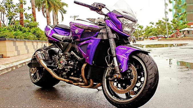 Với kiểu dáng mạnh mẽ đầy cơ bắp, Suzuki B-King nay càng chất hơn khi được chủ xe độ lại dàn áo cùng bánh sau size khủng.