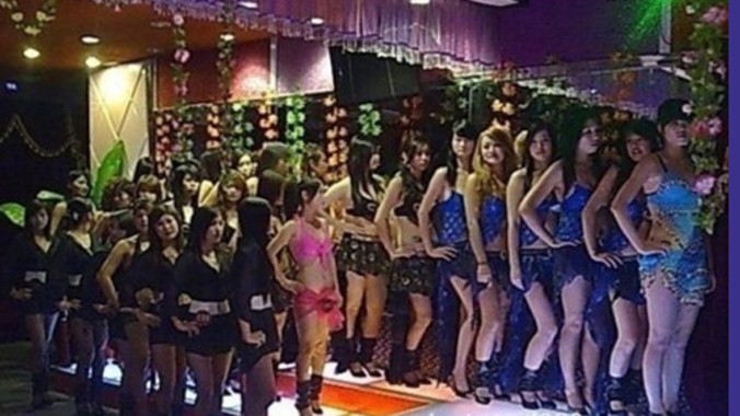 Gái bán dâm ở Đông Quan xếp hàng trong KTV chờ khách. Ảnh: China Daily.