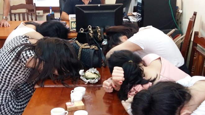 Các gái bán dâm bị bắt quả tang, đưa về cơ quan điều tra. Ảnh: CAND.