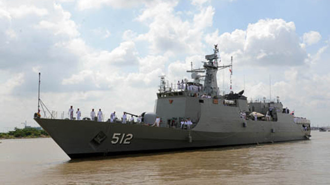 Tàu H.T.M.S. NARATHIWAT hành trình vào cảng TP Hồ Chí Minh.