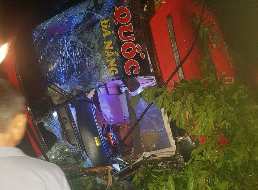 Hiện trường vụ lật xe. Ảnh: ATGT