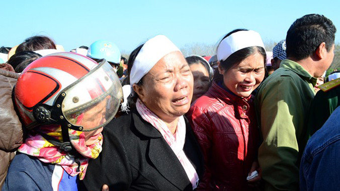 Người nhà khóc ngất trong ngày tiễn đưa 2 nạn nhân.