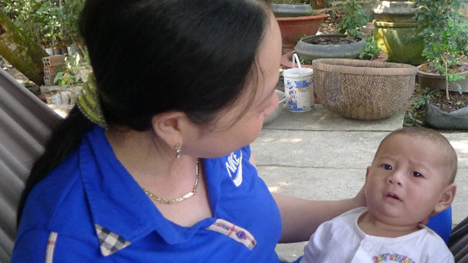 Bé Quốc Huy càng lớn càng kháu khỉnh.