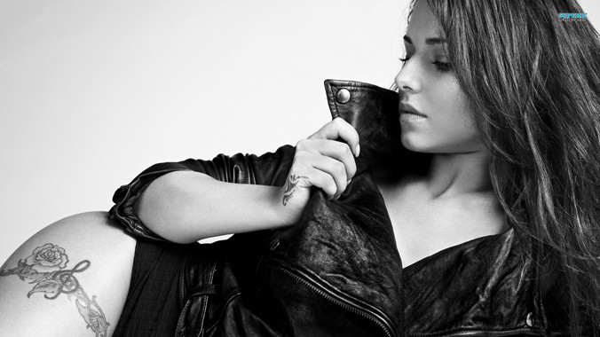 Cheryl mang trong mình giọt máu của Jean-Bernard.