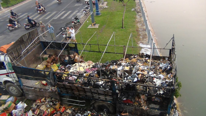 Chiếc xe bị cháy.