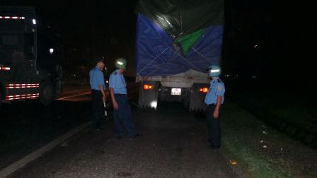 Xe quá tải bị các cơ quan chức năng Hải Dương xử lý.