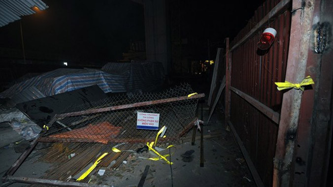 Cổng ra vào công trường bị đâm đổ, tung cả mối hàn ở bản lề và phần tôn bao quanh. Ảnh: Hoàng Anh.