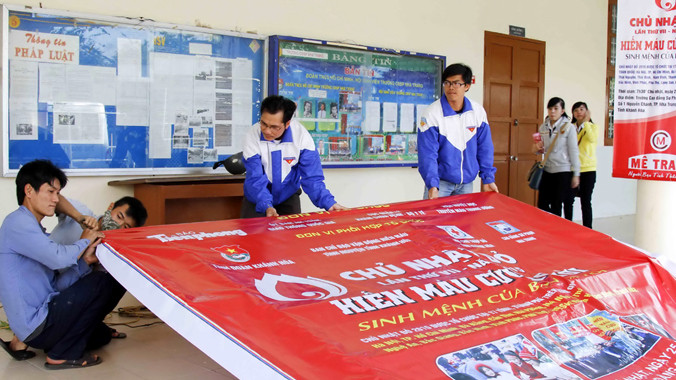  Các tình nguyện viên đang hoàn tất mọi công tác chuẩn bị cho Chủ nhật Đỏ đầu tiên tại Khánh Hòa.