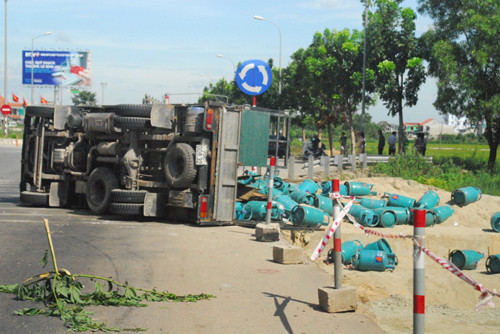 Do quá tải trọng, chiếc xe khi qua đoạn đường này đã bị lật nghiêng.