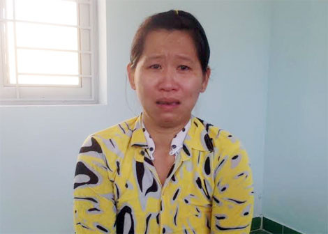 Bị can Lê Thị Cương khóc nức nở khi trình bày lại sự việc.