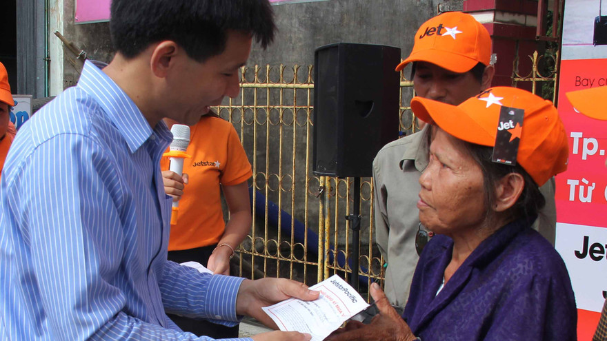 Cụ Nguyễn Thị Bảng cảm động và bất ngờ khi được tặng vé.
