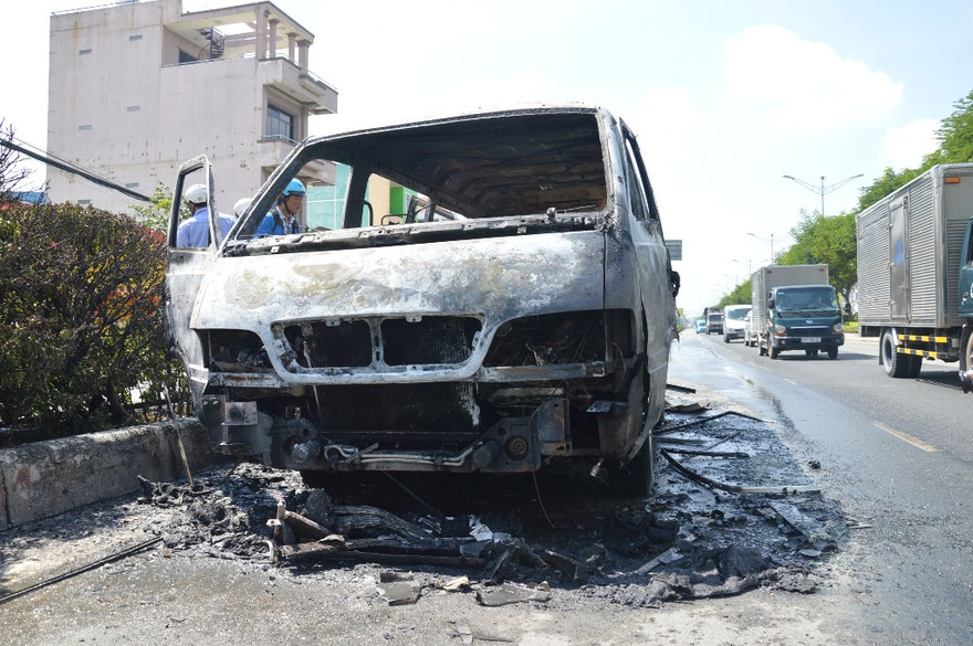 Hiện trường chiếc xe bị cháy.